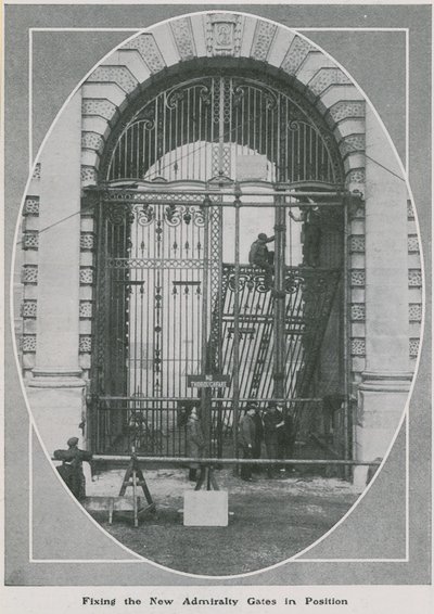 Het plaatsen van de nieuwe Admiralty Gates door English Photographer