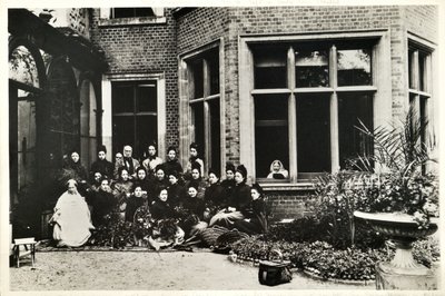 Florence Nightingale, Sir Harry en Lady Verney, en Nightingale-verpleegsters in Claydon House, 1886 door English Photographer