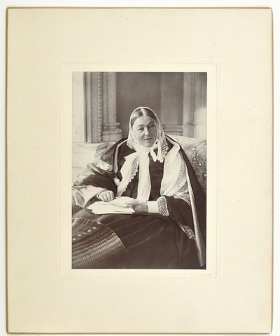 Florence Nightingale, zittend op een bank in de Blauwe Kamer in Claydon House, 1891 door English Photographer