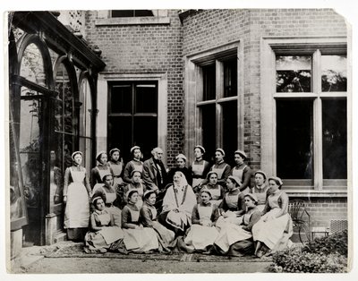 Florence Nightingale met Sir Harry Verney en Miss Crossland, in het midden van een groep verpleegsters bij Claydon House, 1886 door English Photographer