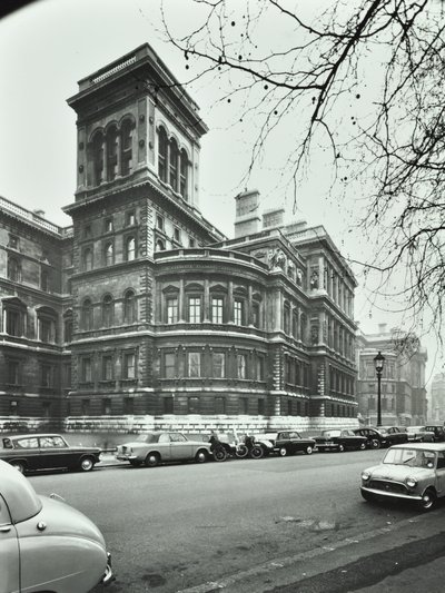 Ministerie van Buitenlandse Zaken, Whitehall, Westminster LB: gevel naar Saint Jamess Park, 1896 door English Photographer