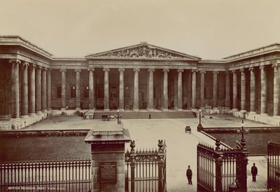 Vooraanzicht van het British Museum door English Photographer