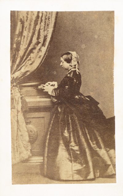 Volledig portret van Koningin Victoria door English Photographer