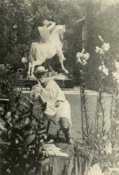 G F Watts in de tuin van Little Holland House, Melbury Road, Kensington door English Photographer
