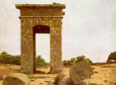 Poort van Ptolemaeus II bij Karnak door English Photographer