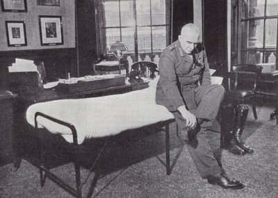 Generaal Sir Edmund Ironside, Chef van de Keizerlijke Generale Staf, in zijn kantoor in het Ministerie van Oorlog, waar hij vaak sliep tijdens de Tweede Wereldoorlog, 1939-1940 door English Photographer