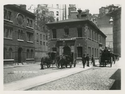 Algemeen uitzicht op paard-en-wagens bij Scotland Yard door English Photographer
