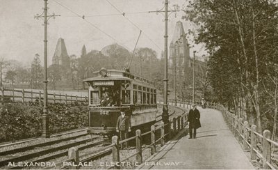 Algemeen uitzicht op de elektrische spoorweg bij Alexandra Palace door English Photographer
