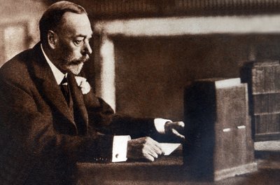 George V zendt zijn kerstboodschap uit aan het Britse Gemenebest en Rijk door English Photographer