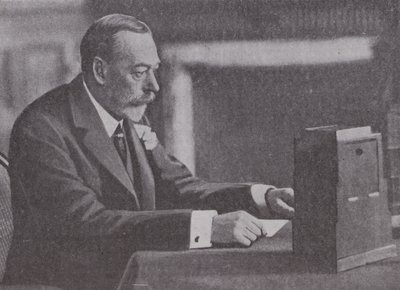 George V zendt zijn kerstboodschap aan het Britse Gemenebest en Rijk uit door English Photographer