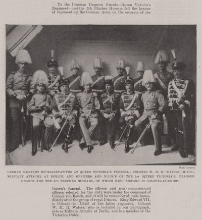Duitse militaire vertegenwoordigers bij de begrafenis van koningin Victoria, kolonel W H H Waters (MVO), militair attaché in Berlijn, en officieren en onderofficieren van de 1e (koningin Victoria