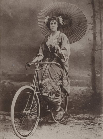 Meisje op fiets, gekleed in Japanse stijl door English Photographer