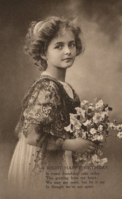 Meisje met een boeket bloemen en een verjaardagsgroet (zwart-wit foto) door English Photographer