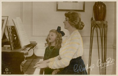 Gladys Cooper en meisje aan de piano door English Photographer