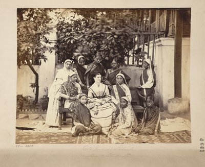 Groep van meesteres en leerlingen van de Government Normal School, Bombay door English Photographer