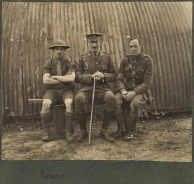 Groep van drie soldaten buiten een Nissan-hut, ca. 1914-18 door English Photographer