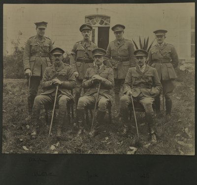 Groepsportret van zeven mannen in militair uniform, 1914-18 door English Photographer