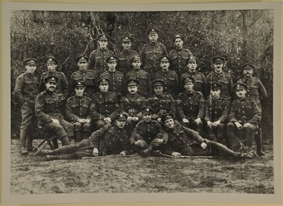 Groepsportret, mogelijk de Leicester Royal Horse Artillery, 1914-15 door English Photographer