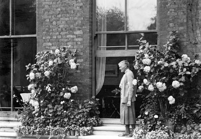 Gulielma Lister bij haar huis, Sycamore House, Leytonstone, ca. 1930 door English Photographer