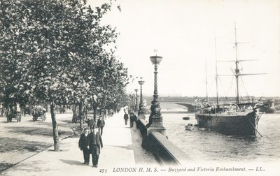 HMS Buzzard aangemeerd langs Victoria Embankment door English Photographer