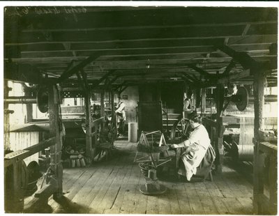Handweven, Hughes fabriek nr. 2, 1923 door English Photographer