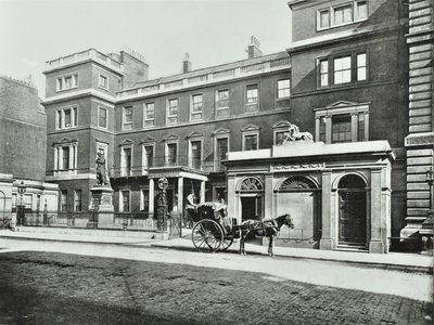 Hansom cab buiten het oorlogsministerie Pall Mall, Willis Collection, 1890 door English Photographer