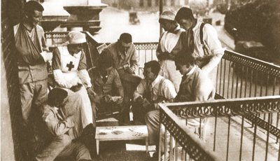 Gelukkige, gelukkige gewonde man! Mannen die hun deel hebben gedaan genieten van heldenverering, uit The Illustrated War News, 21 juni 1916 door English Photographer
