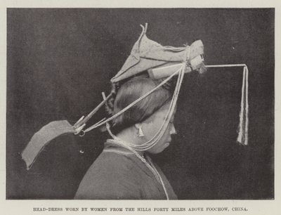 Hoofdtooi gedragen door vrouwen uit de heuvels veertig mijl boven Foochow, China door English Photographer
