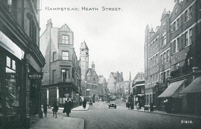 Heath Street in Hampstead door English Photographer