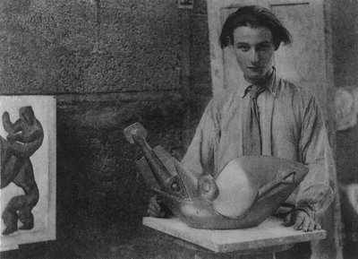 Henri Gaudier-Brzeska met zijn sculptuur 