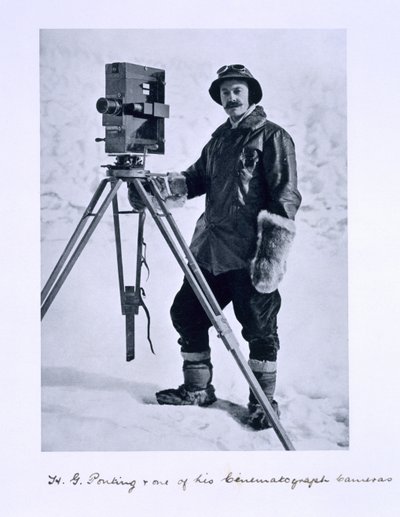 Herbert Ponting (1870-1935) met een cinematografische camera op de Terra Nova-expeditie (1910-13) naar de Zuidpool onder leiding van Kapitein Scott, 1910-12 door English Photographer