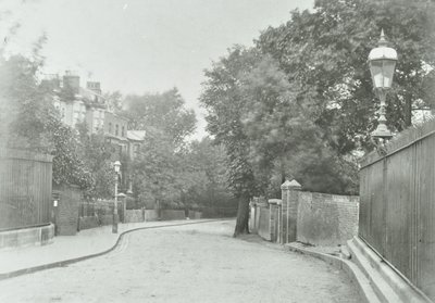 Highgate Boog: oostelijke benadering met oude lamp bevestigd aan hekwerk, 1896 door English Photographer