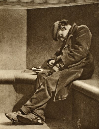 Dakloze man op Blackfriars Bridge, uit Wonderful London, gepubliceerd 1926-27 door English Photographer