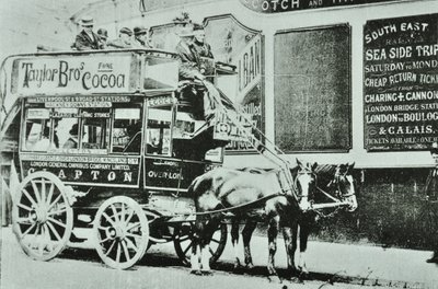 Paard-en-wagen omnibus met passagiers, 1899 door English Photographer