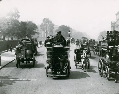 Paardgetrokken verkeer op een drukke weg door English Photographer