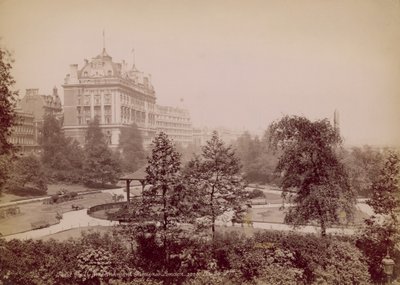 Hotel Cecil en de Embankment Gardens, Londen door English Photographer