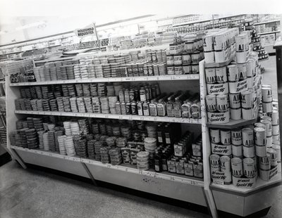 Gang met huishoudelijke benodigdheden, Woolworths winkel, 1956 door English Photographer