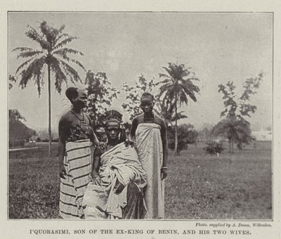 IQuobasimi, zoon van de ex-koning van Benin, en zijn twee vrouwen door English Photographer