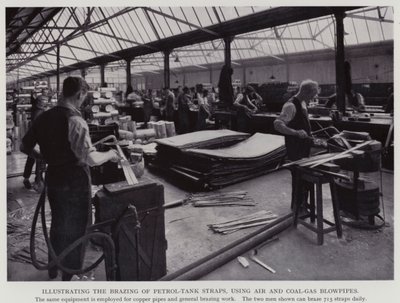Illustratie van het solderen van benzinetankriemen, met lucht- en steenkoolgasbranders (zwart-wit foto) door English Photographer