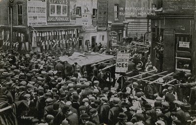 In Petticoat Lane, Londen, op zondagochtend door English Photographer