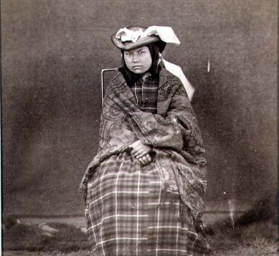 Indiaanse vrouw in westerse kleding, gefotografeerd door de Royal Engineers op de negenenveertigste parallel door English Photographer