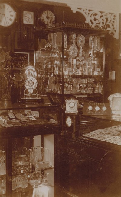 Interieur van een Engelse zilver- of juwelierswinkel door English Photographer