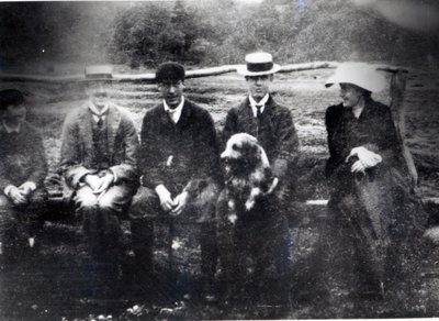 James en Lytton Strachey met Thoby, Adrian en Virginia Stephen in Fritham, Hampshire, 1901 door English Photographer