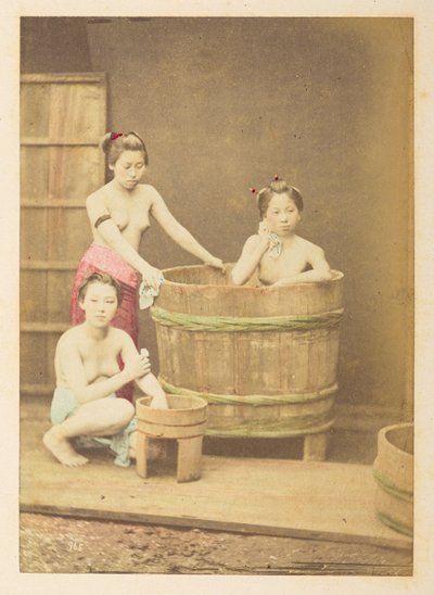 [Japanse] Meisjes baden, Studio tableau van drie halfnaakte jonge Japanse vrouwen, geposeerd in en rond een ronde houten badkuip door English Photographer