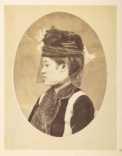 Japanse vrouw in Europese kleding, Ovaal beeld; hoofd-en-schouders linker profielportret van een jonge Japanse vrouw in Europese kleding, met hoed en sluier, Fotograaf: Onbekend Lucas Collectie: Fotografisch verslag van de wereldreis van Charles James en door English Photographer