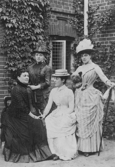 Jennie Jerome, later Lady Randolph Churchill, met haar moeder en zussen door English Photographer