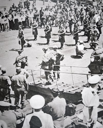 Kilted pipers spelen aan wal van het 1e Bataljon Argyll en Sutherland Highlanders van HMS Ceylon in Pusan, 29 augustus 1950 door English Photographer