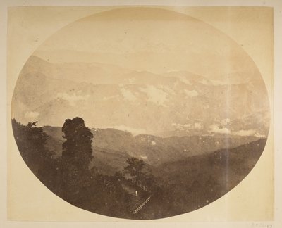 Kinchinjunga vanaf de heuvel bij het Stadhuis, [Darjeeling]. 1870