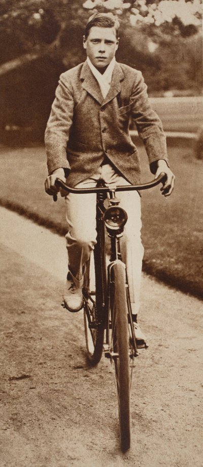 Koning Edward VIII fietst in 1911 door English Photographer