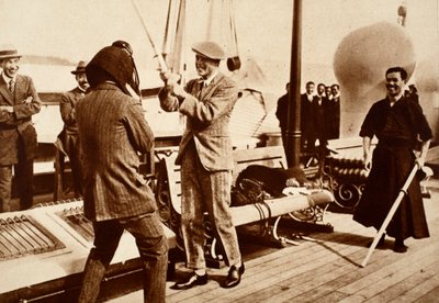 Koning Edward VIII test een Japans schermhelm, 1922 door English Photographer